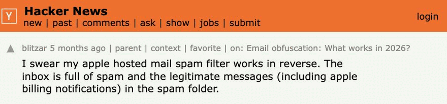 Ein Hacker-News-Kommentar von blitzar vom 2. April 2026, wonach sein Apple-Spamfilter verkehrt herum arbeitet: Spam im Posteingang und legitime Nachrichten, einschließlich Apples Rechnungsbenachrichtigungen, im Spam-Ordner.